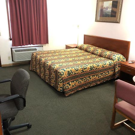 Budget Host Inn - Emporia Bagian luar foto