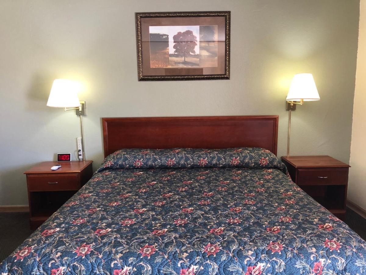 Budget Host Inn - Emporia Bagian luar foto