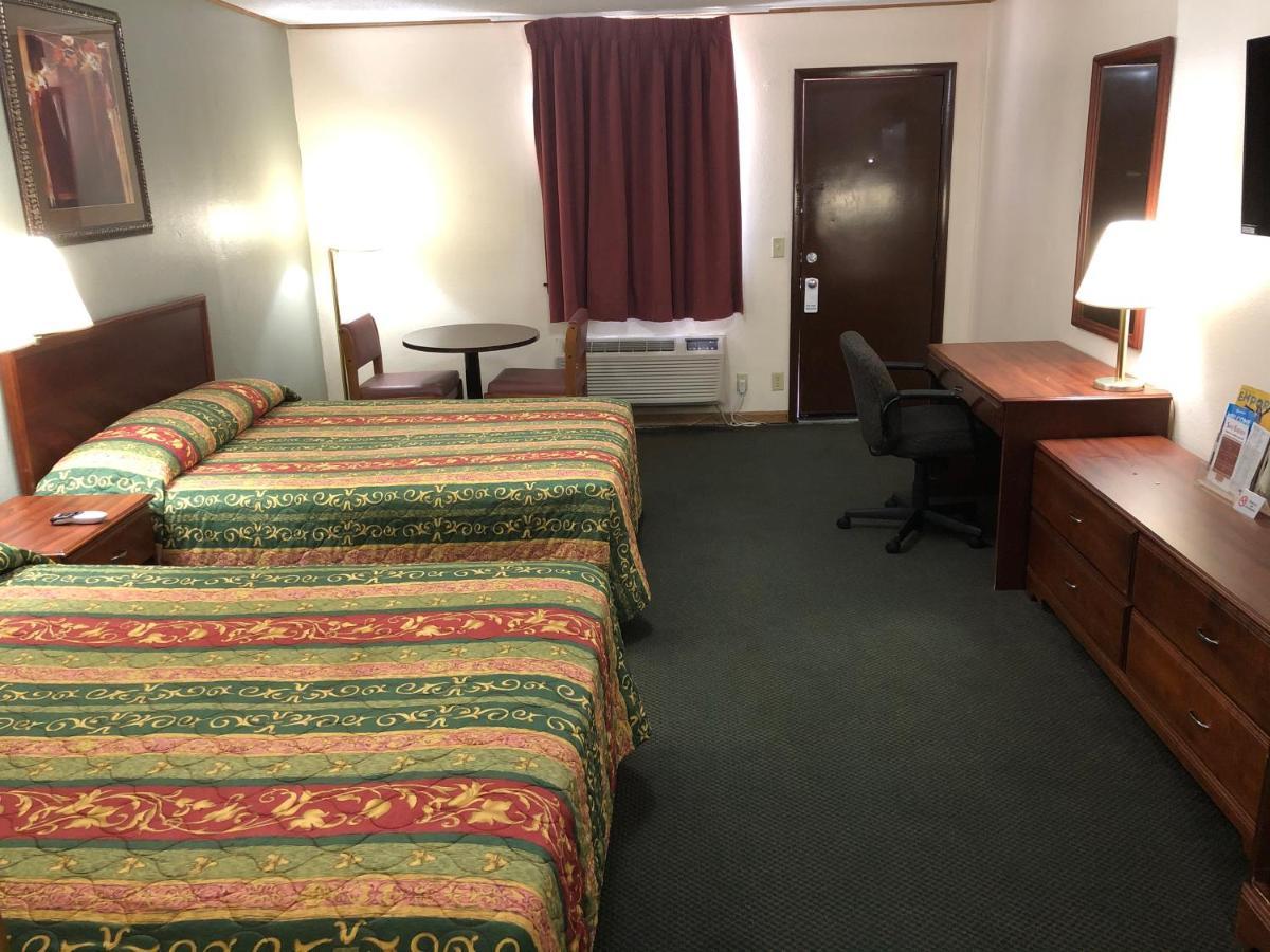 Budget Host Inn - Emporia Bagian luar foto